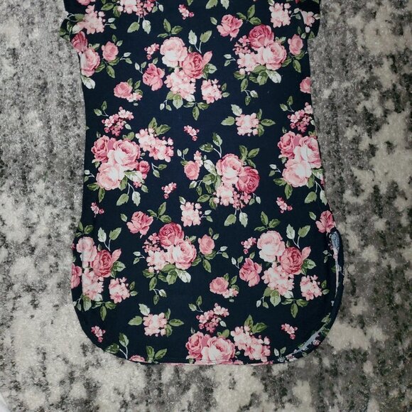 2/1 Casual Tops F21 Black and Flowered shortsleeve - Picture 5 of 6